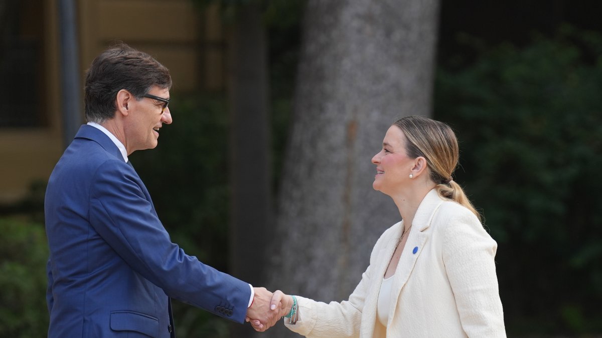(Foto de ARCHIVO)
El presidente de la Generalitat de Cataluña, Salvador Illa, saluda a la presidenta de Baleares, Marga Prohens, a su llegada a la XXVIII Conferencia de Presidentes 06/6/2025