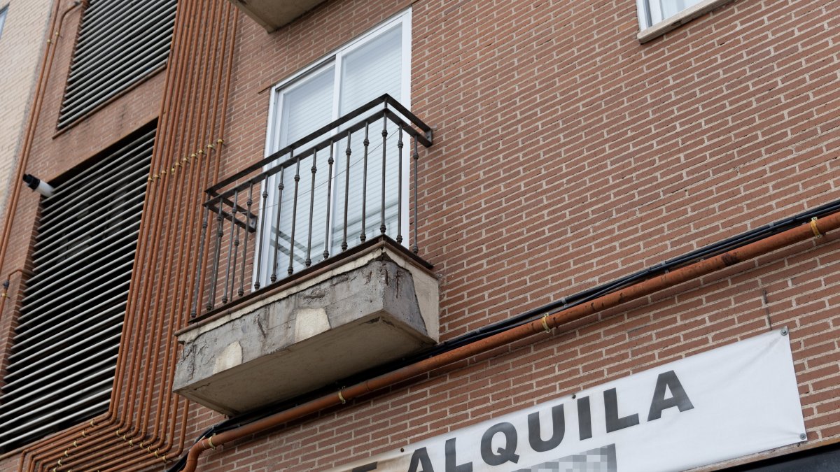 Un cartel anuncia un alquiler.