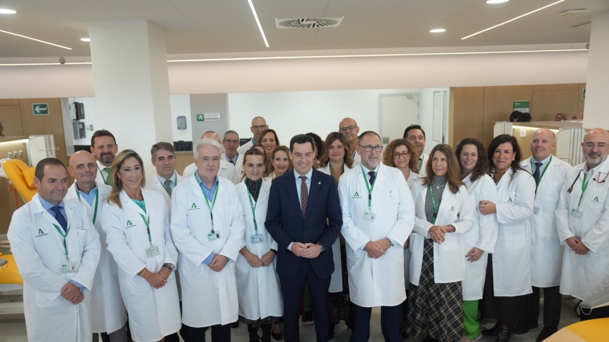 El presidente de la Junta, Juanma Moreno, este viernes, durante la inauguración del centro de día oncohematológico del Hospital Universitario Virgen de la Victoria de Málaga
