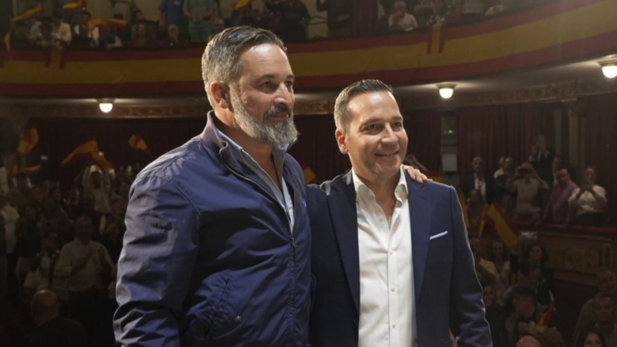 El líder de Vox, Santiago Abascal, junto al canidato a la presidencia de Extremadura del partido, Óscar Fernández.