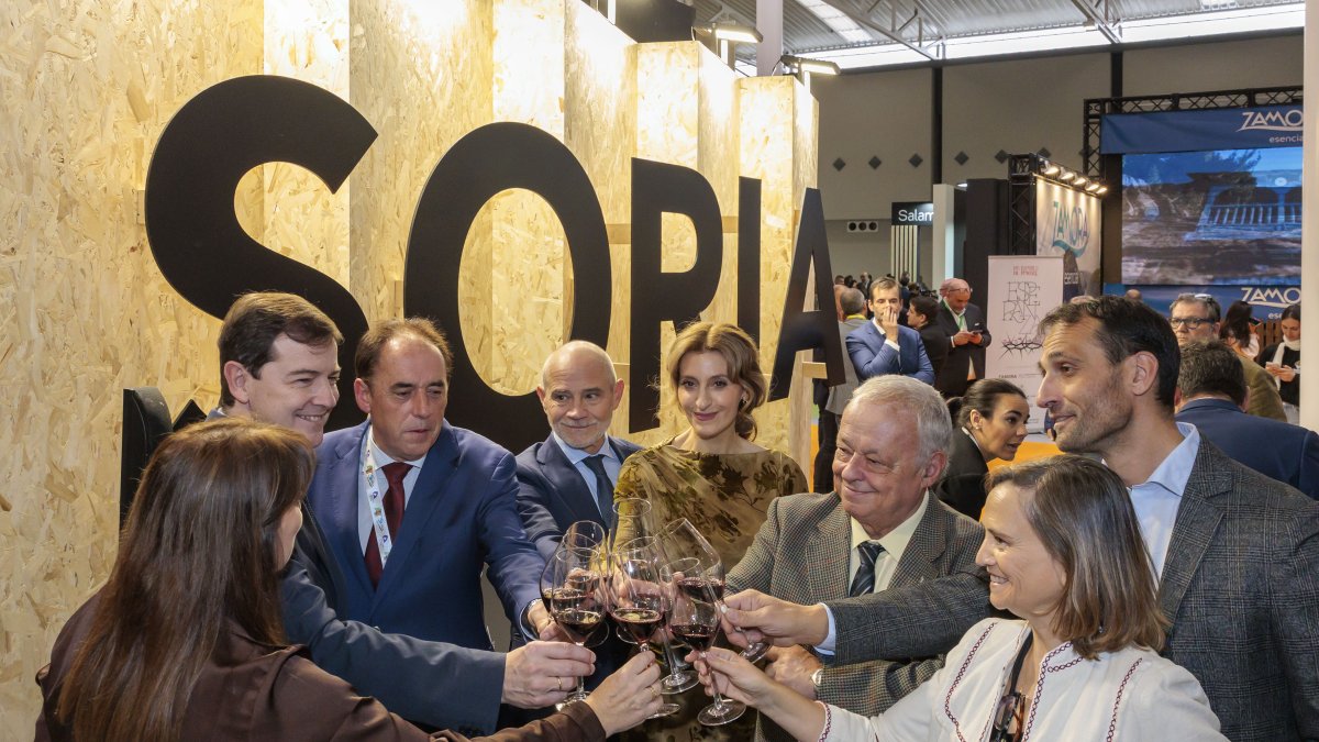 Alfonso Fernández Mañueco en la inauguración de la Feria AR-PA Turismo Cultural y la Feria Internacional del Turismo de Interior, INTUR 2025.
