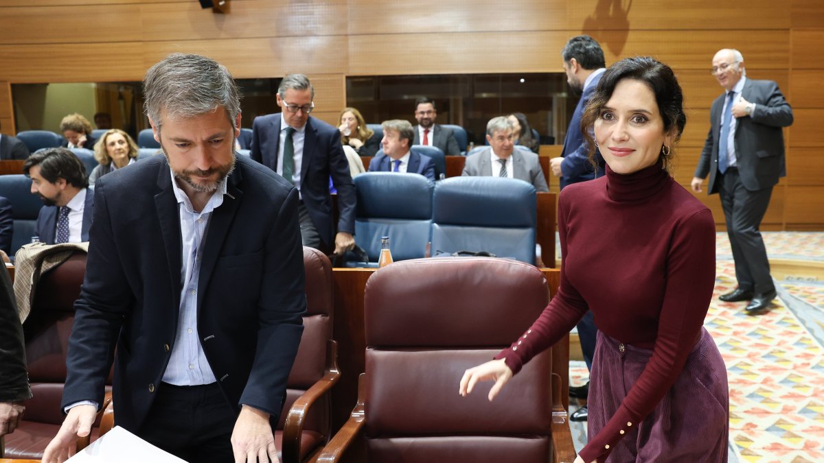 La presidenta de la Comunidad de Madrid, Isabel Díaz Ayuso, y el consejero de la Presidencia de la Comunidad de Madrid, Miguel Ángel García, durante un pleno.
