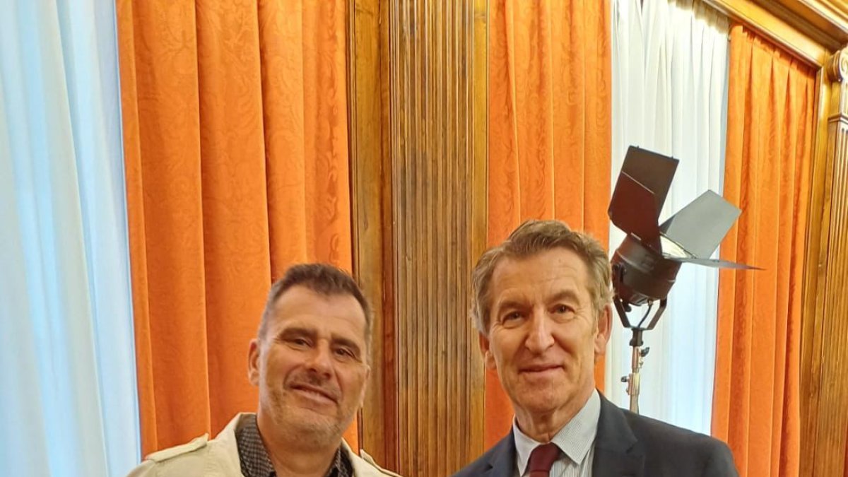 Representante de Jucil junto a Feijóo
