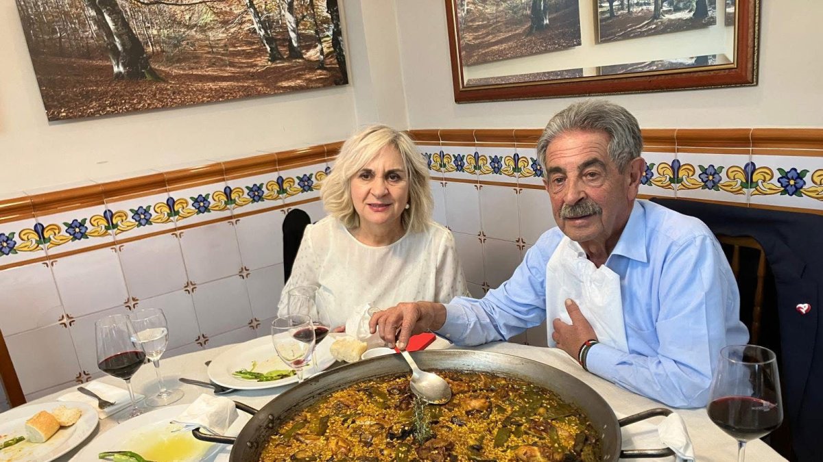El ex presidente de Cantabria, Miguel Ángel Revilla, come paella en Picassent