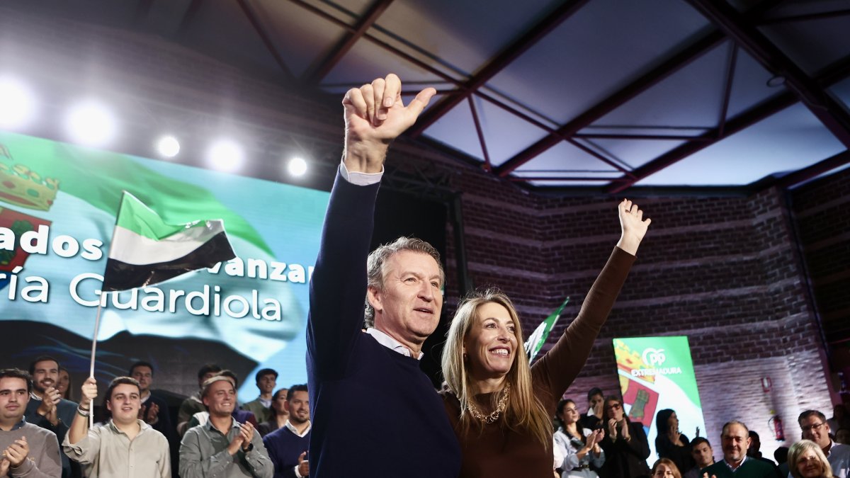 El presidente del PP, Alberto Núñez Feijóo (i), la presidenta del PP de Extremadura, María Guardiola (d), participan en un acto público, en el Pabellón Municipal Juan de Dios Ordóñez, 