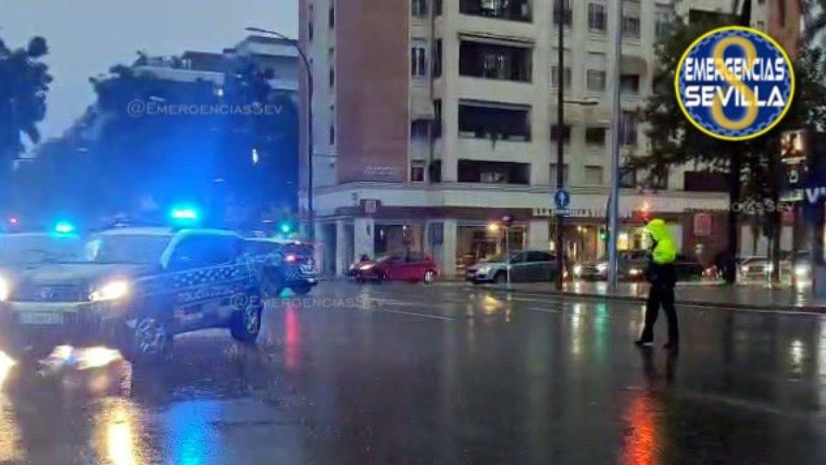 Dispositivo de emergencias ante el atropello de esta mañana en Sevilla.