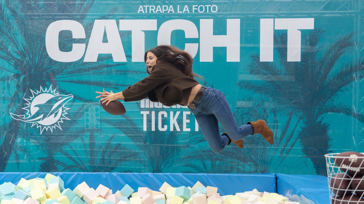 Una persona en la Miami Dolphins Fan Zone, en Plaza España, a 13 de noviembre de 2025, en Madrid (España).
Eduardo Parra / Europa Press
13 NOVIEMBRE 2025