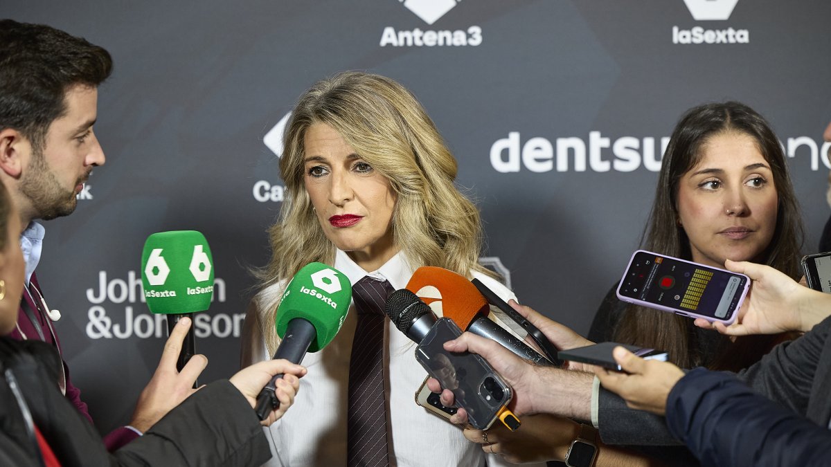 La vicepresidenta segunda y ministra de Trabajo y Economía Social, Yolanda Díaz, atiende a los medios.
Jesús Hellín / Europa Press
17/11/2025
