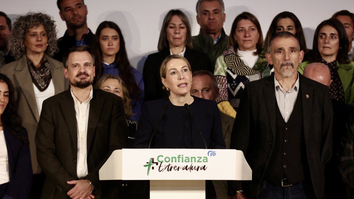 La presidenta de la Junta de Extremadura, María Guardiola (c), durante un acto, en el Palacio de Congresos, a 17 de noviembre de 2025, en Mérida, Badajoz,