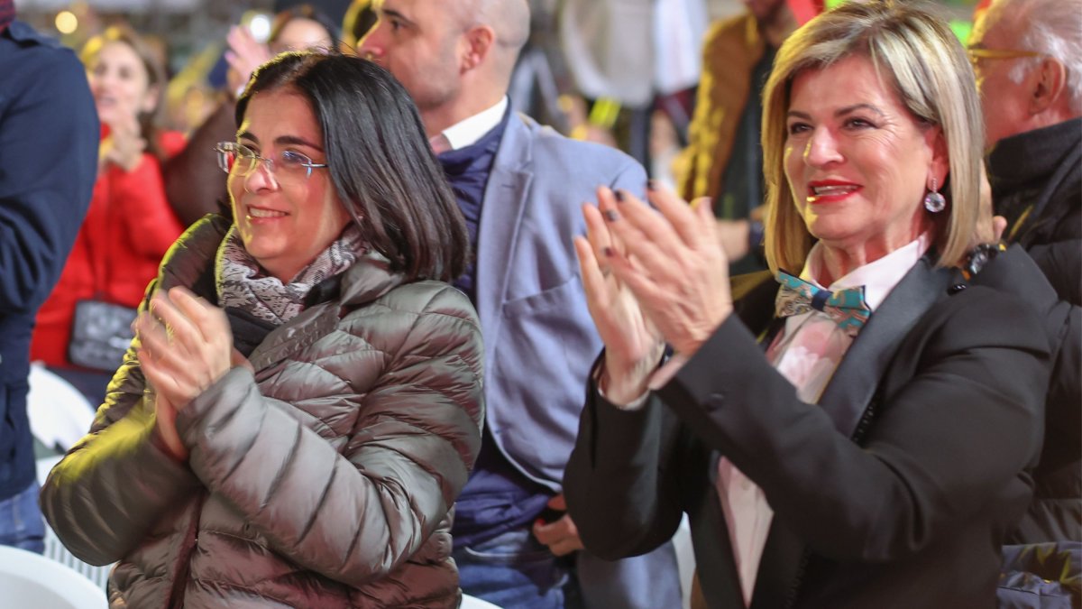 La exministra de Sanidad, Carolina Darias, y la concejala responsable del área de carnaval, Inmaculada Medina.