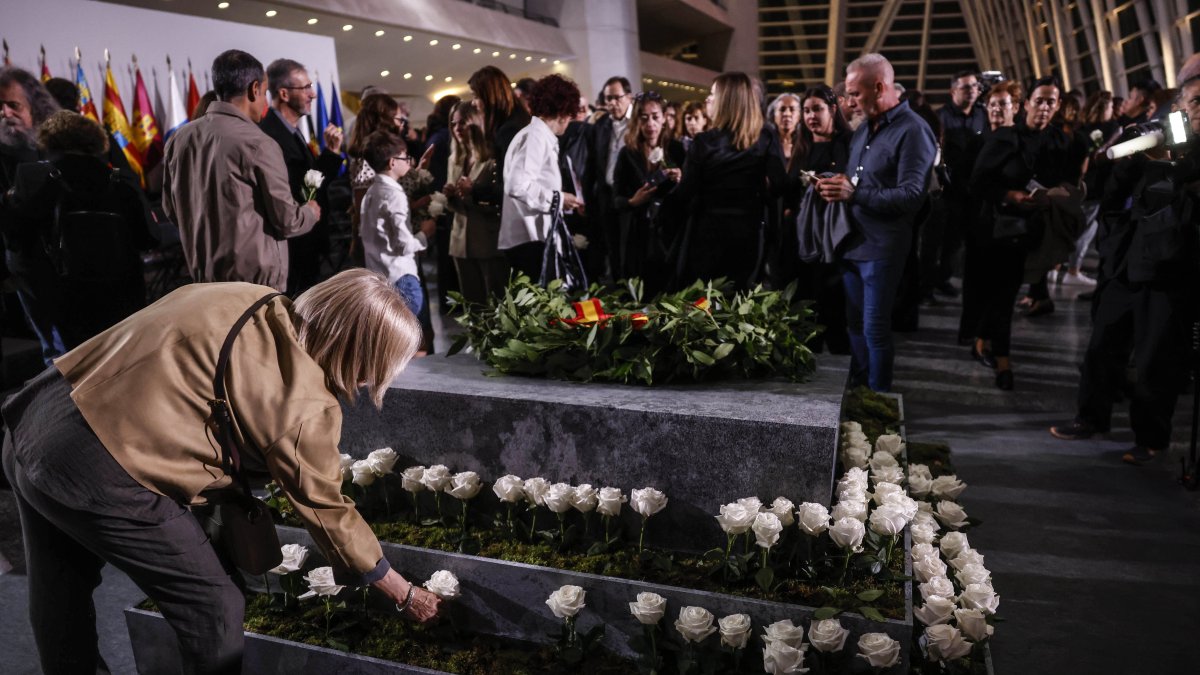 Monumento en honor a las víctimas presente en el funeral de Estado