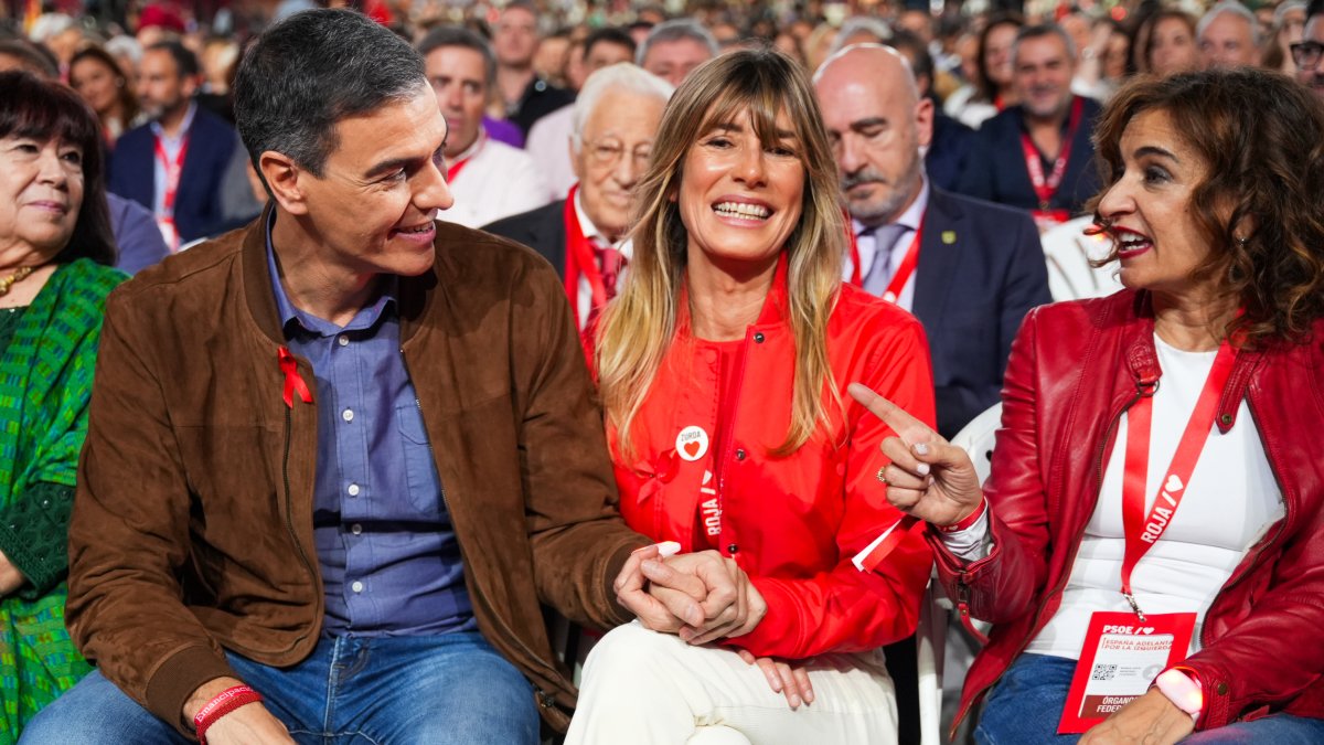(Foto de ARCHIVO)
El Presidente del Gobierno, Pedro Sánchez (i) su esposa Begoña Gómez (c) y la vicepresidenta primera del Gobierno y vicesecretaria general del PSOE, María Jesús Montero (d) durante la clausura del 41º Congreso Federal del PSOE en el Palacio de Congresos y Exposiciones. A 1 de diciembre de 2024, en Sevilla, Andalucía (España). El 41º Congreso Federal del PSOE concluye en Sevilla con su jornada de clausura celebrada en Fibes. Durante el evento, se trazaron las líneas estratégicas del partido para los próximos años, destacando el compromiso con las políticas sociales, la igualdad y la sostenibilidad. La clausura contó con la presencia de destacados líderes socialistas y delegados de todo el país.

Francisco J. Olmo / Europa Press
01/12/2024
