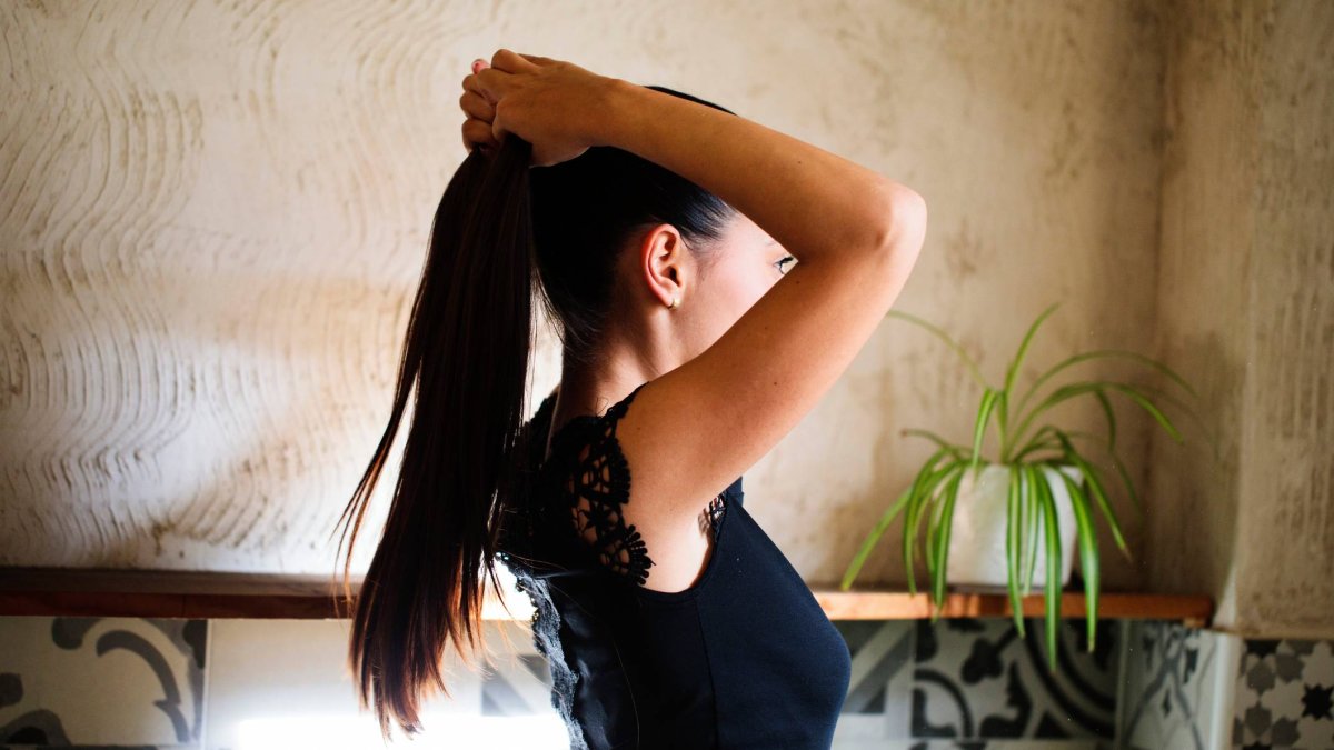 El gel Eco Styler Olive Oil de Mercadona permite conseguir coletas pulidas y sin frizz con efecto clean look.