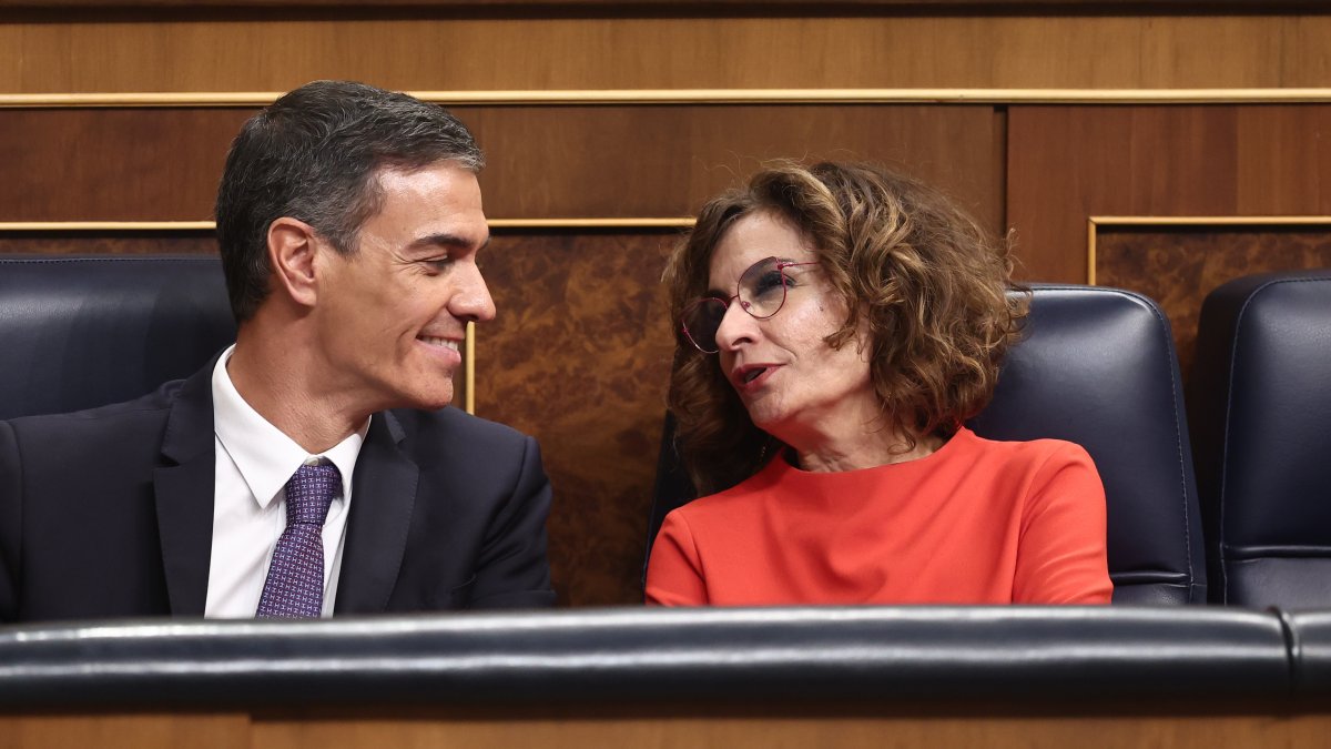 El presidente del Gobierno, Pedro Sánchez, y la vicepresidenta primera y ministra de Hacienda, María Jesús Montero, durante una sesión de control al Gobierno, en el Congreso de los Diputados.
Eduardo Parra / Europa Press
12/11/2025