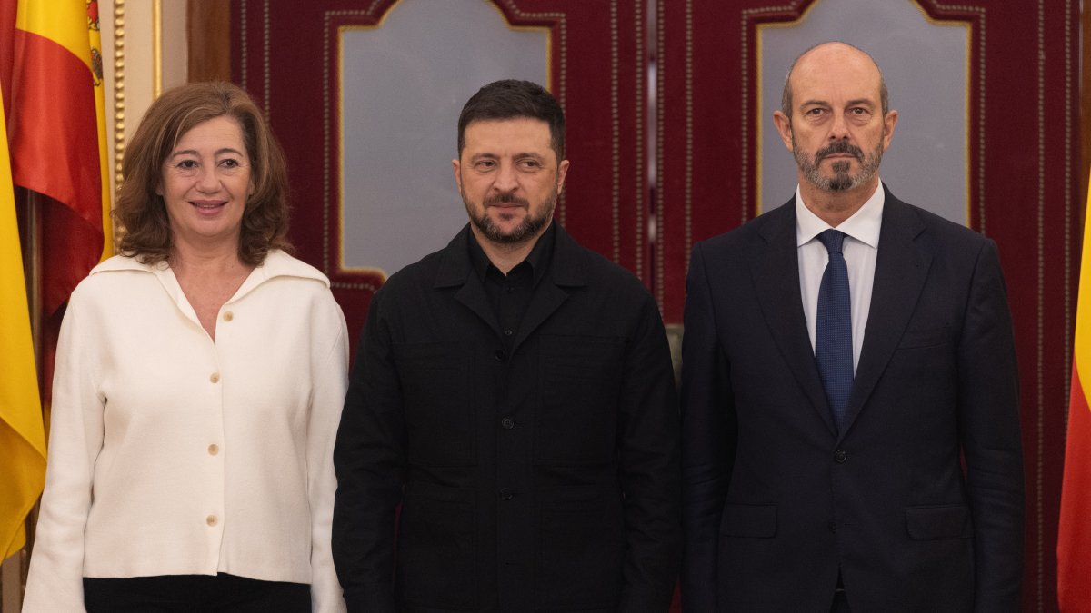 El presidente de Ucrania, Volodimir Zelenski (c), se reúne con la presidenta del Congreso, Francina Armengol, y con el presidente del Senado, Pedro Rollán (d) 18/11/2025