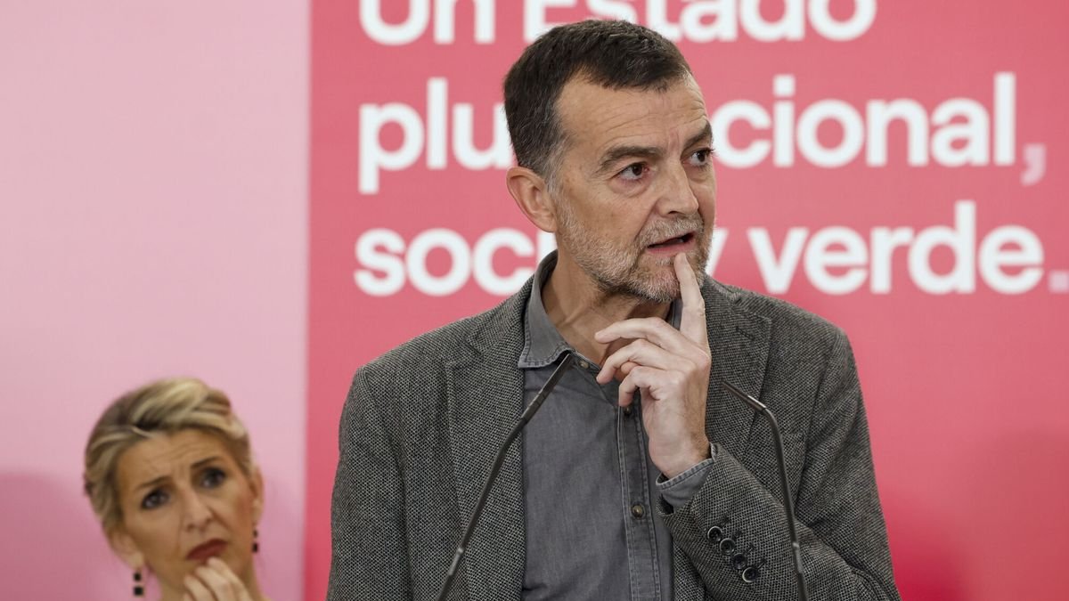 El coordinador de IU, Antonio Maíllo, es observado por Yolanda Díaz