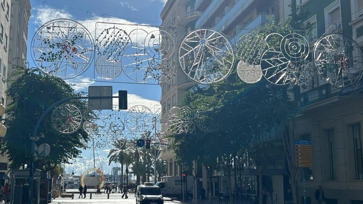 Adornos navideños en la Rambla de Alicante.