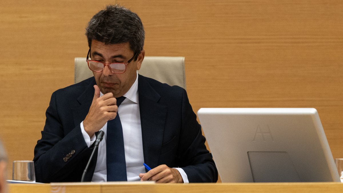 El presidente de la Generalitat valenciana en funciones, Carlos Mazón, en la comisión de la dana, en el Congreso de los Diputados.