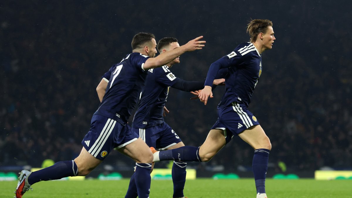 Jugadores de Escocia celebrando el gol de Chilena de Scott Mctominay en la victoria ante Dinamarca en la sexta jornada de las Eliminatorias al Mundial de 2026.