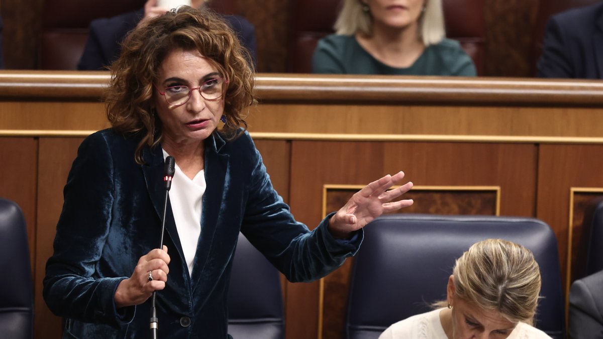 La vicepresidenta primera y ministra de Hacienda, María Jesús Montero, durante una sesión de control al Gobierno.