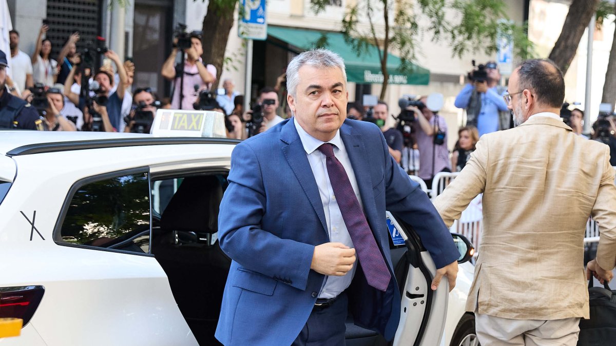 El exsecretario de Organización del PSOE, Santos Cerdán, llegando al Tribunal Supremo.
Jesús Hellín / Europa Press