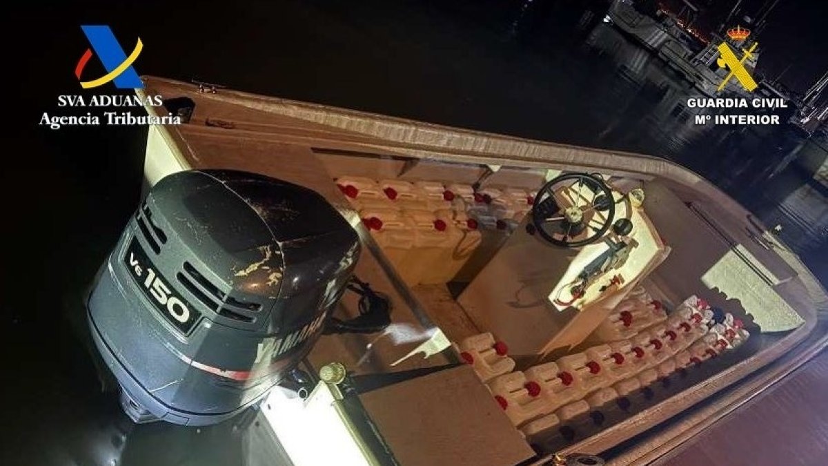 Petacas de gasolina incautadas en una embarcación intervenida en Chiclana de la Frontera (Cádiz) 