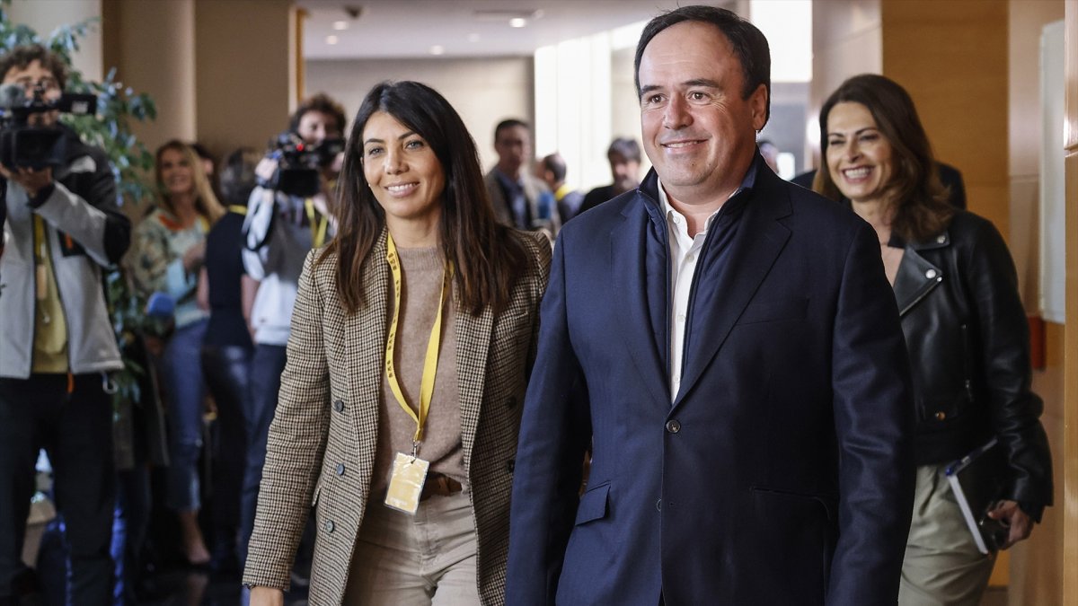 El síndic del grupo popular en las Corts Valencianes y secretario general del PP de la Comunitat Valenciana, Juanfran Pérez Llorca, registra su candidatura para presidir la Generalitat, en Les Corts