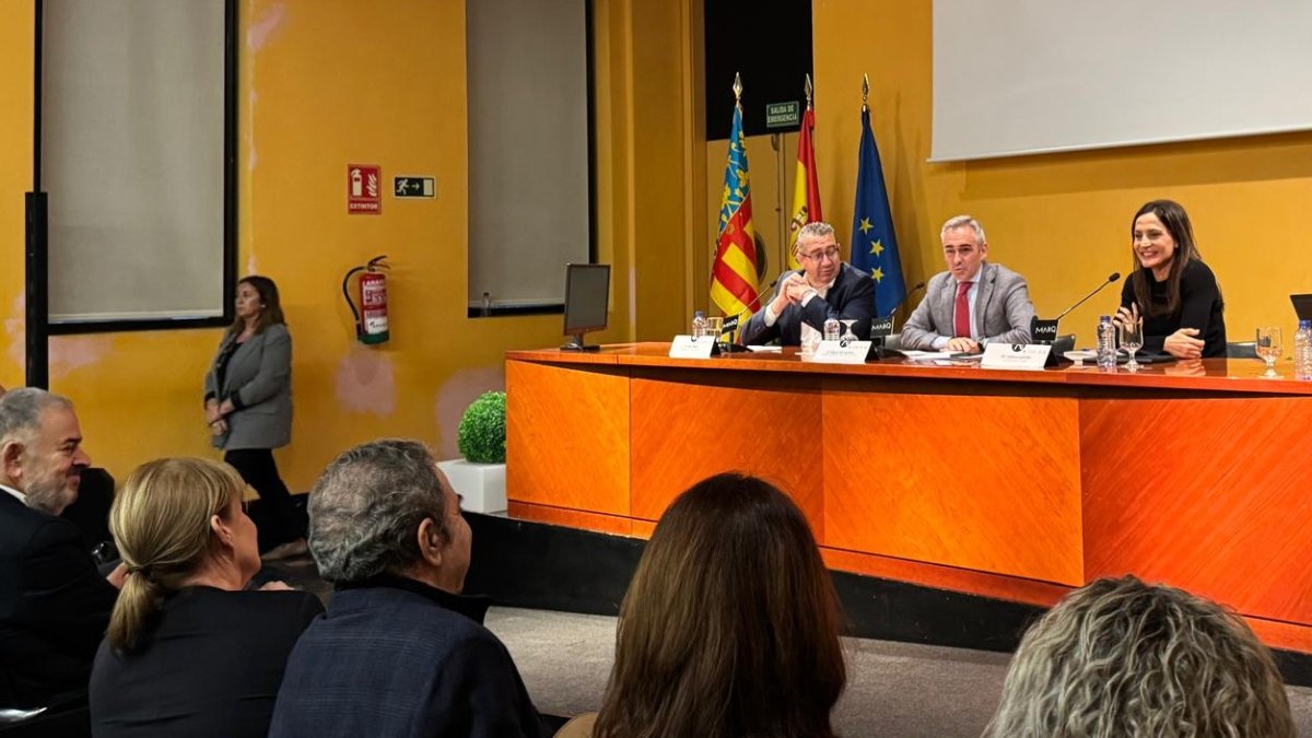 Miguel Barrachina junto a Toni Pérez y Sabina Goretti.
