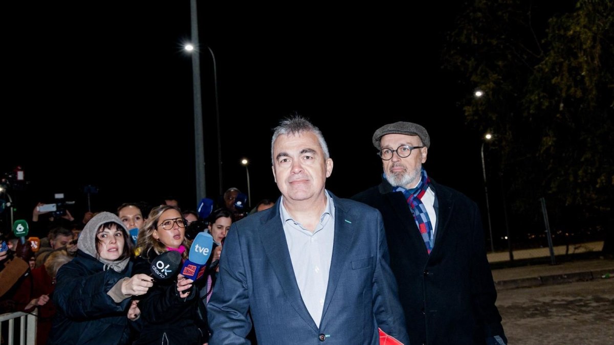 Primeras imágenes de Santos Cerdán junto a uno de sus abogados tras salir de la cárcel de Soto del Real tras casi cinco meses en prisión provisional por el 'caso Koldo'.