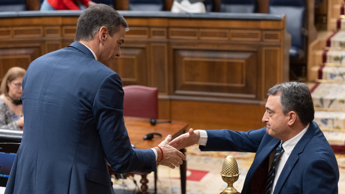 El presidente del Gobierno, Pedro Sánchez, se despide del portavoz del PNV en el Congreso, Aitor Esteban, durante su última sesión en el Congreso.