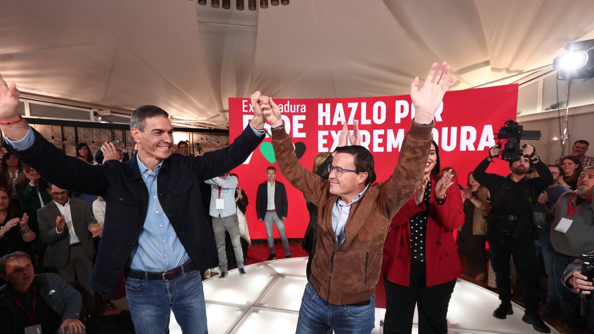Pedro Sánchez y el candidato del PSOE de Extremadura, Miguel Ángel Gallardo