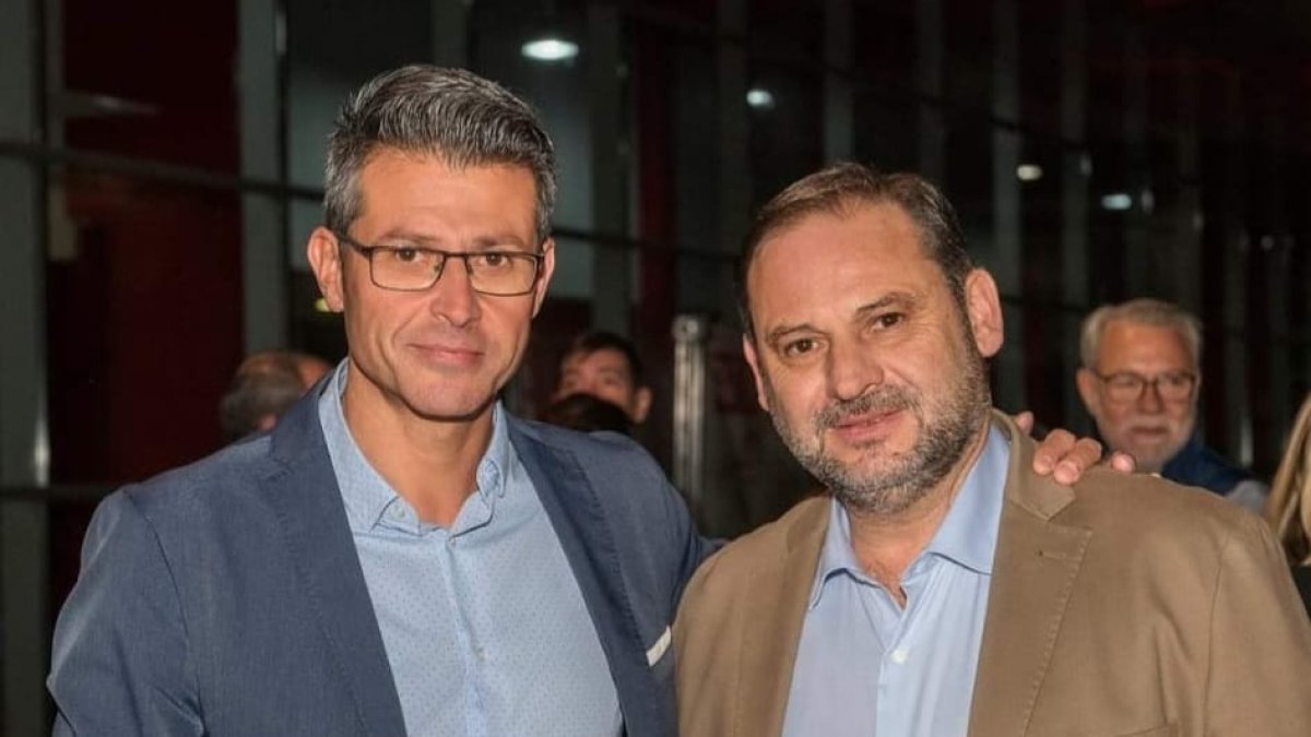 El alcalde de Almussafes, Toni González, del PSOE, junto a José Luis Ábalos, amigo cercano