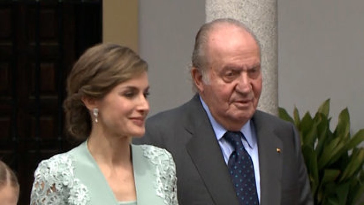La Reina Letizia y el Rey Juan Carlos primera cita juntos post-biografía polémica.