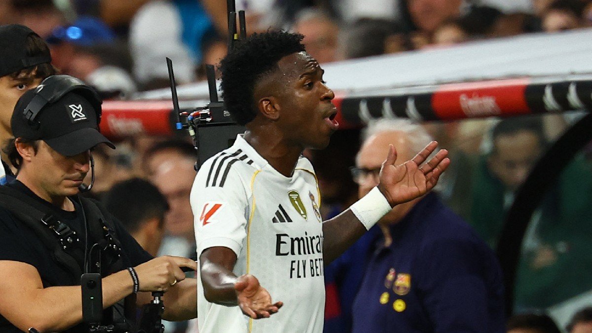 Vinicius protesta por su cambio en el Clásico