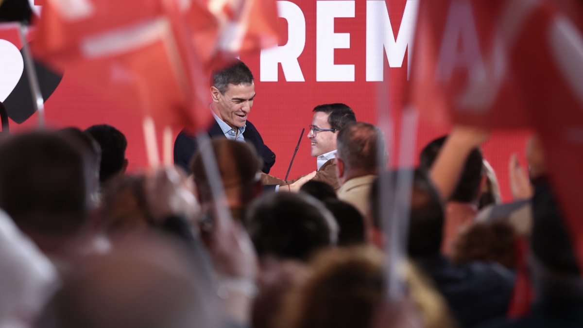 Pedro Sánchez y Miguel Ángel Gallardo en Mérida. EuropaPress