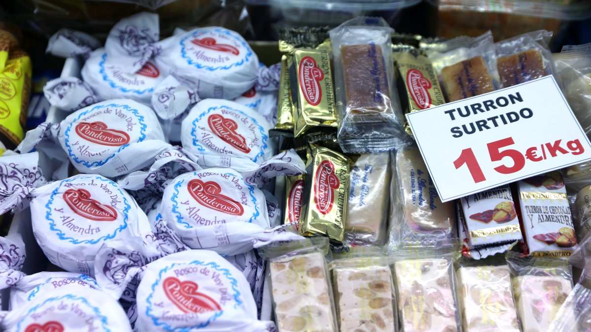Turrón y mazapán en un puesto en el Mercado de San Isidro, a 17 de diciembre de 2021, en Madrid, (España).
Isabel Infantes / Europa Press
17 DICIEMBRE 2021