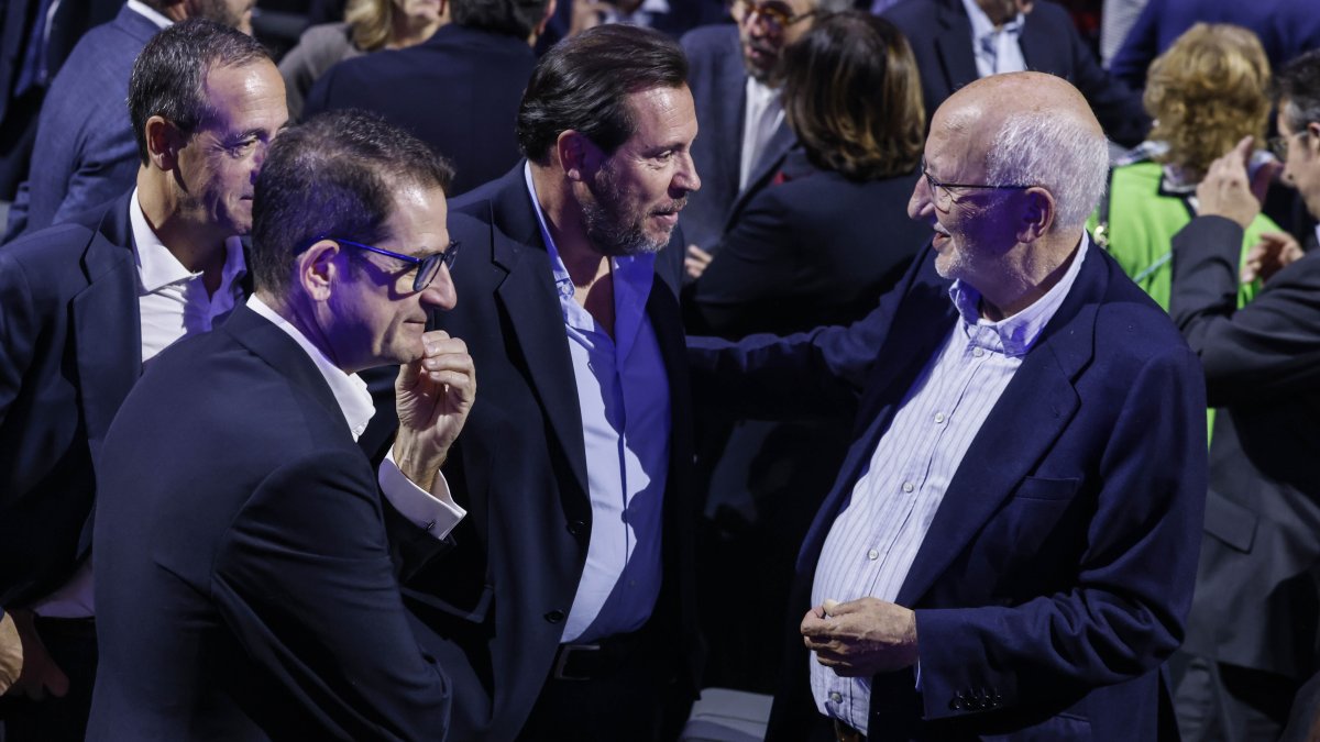 Juan Roig, presidente de Mercadona a la derecha saludando al ministro Puente.