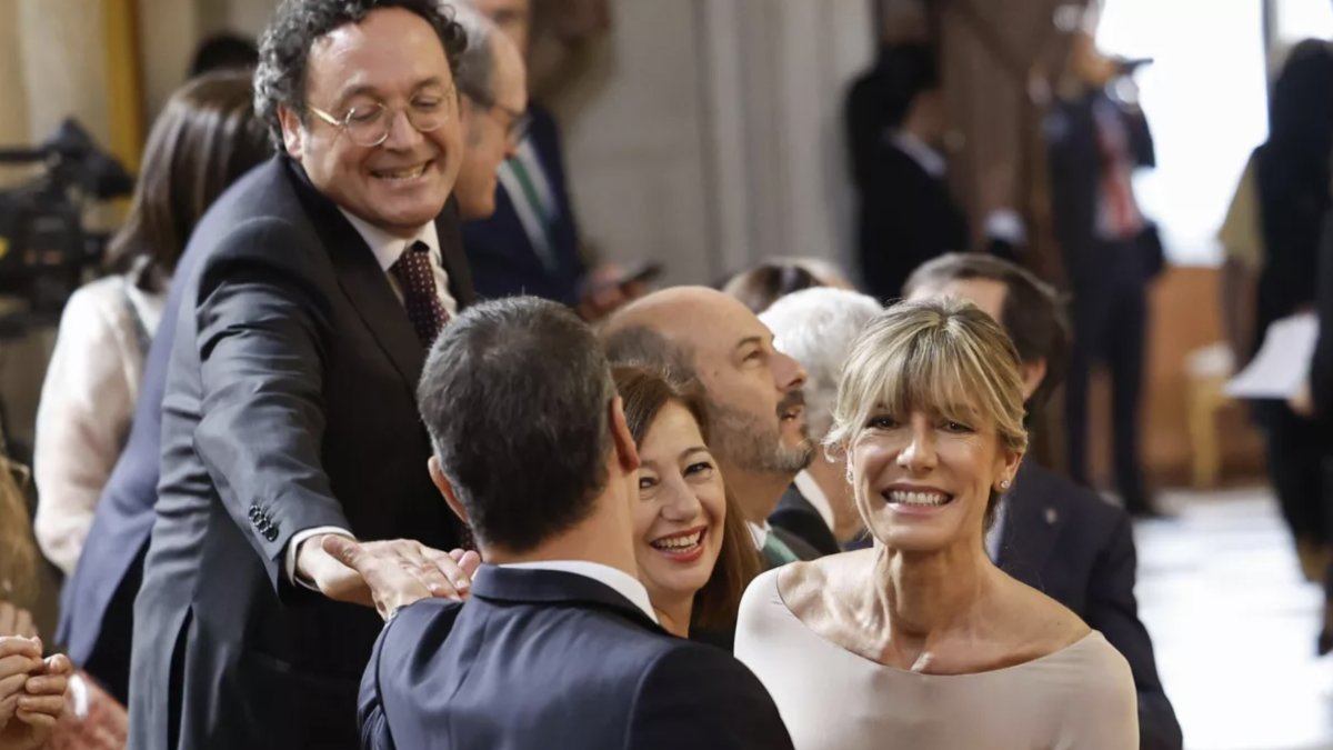 El Fiscal General del Estado, Álvaro García Ortiz, saluda a Pedro Sánchez ante Begoña Gómez