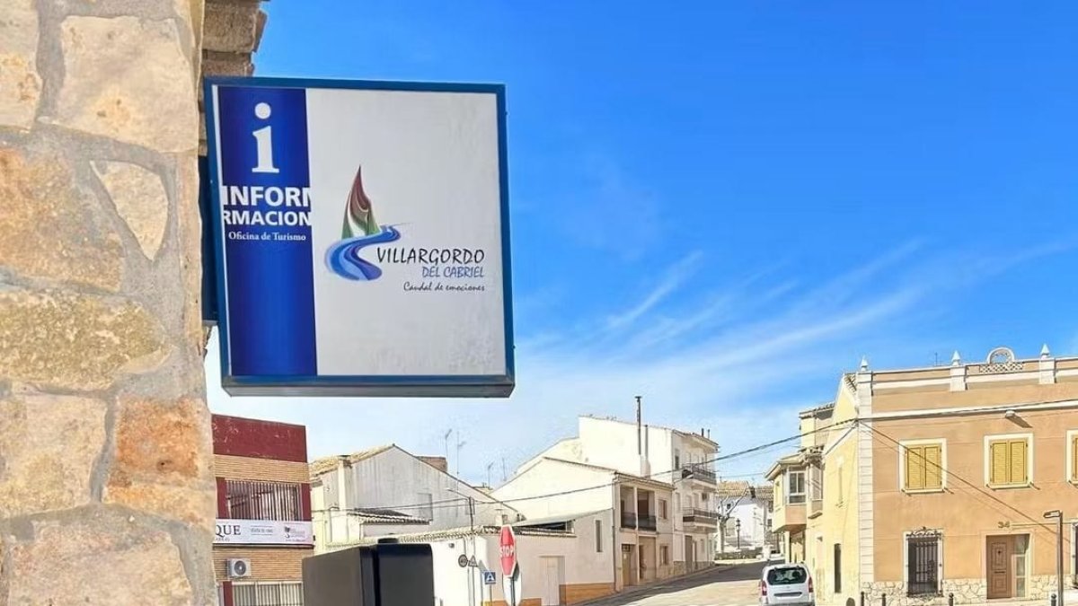 El diputado de Turismo y Deportes, Pedro Cuesta, en uno de los municipios beneficiados