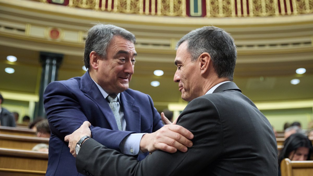 El presidente del Gobierno, Pedro Sánchez, y el exportavoz en el Congreso y líder del PNV, Aitor Estaban.
