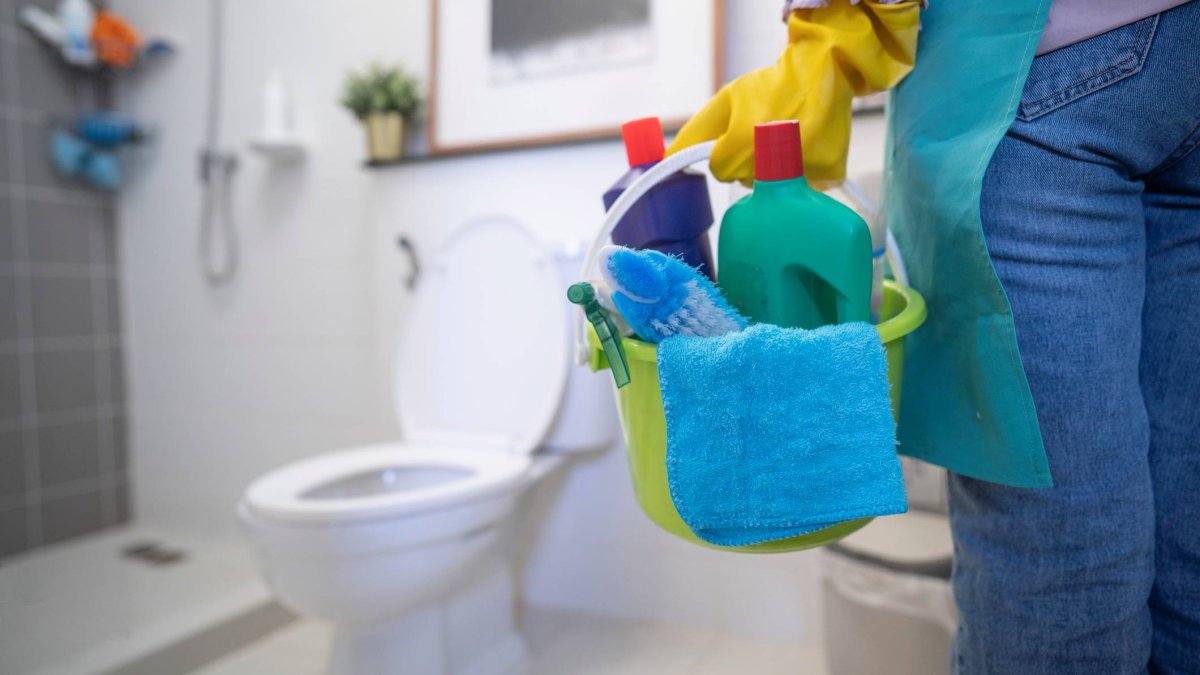 El desinfectante sin lejía de Mercadona se ha convertido en un imprescindible en la limpieza del baño gracias a su fórmula eficaz y suave con las superficies.