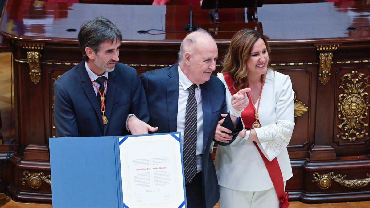 Luis Miralles recoge el distintivo de hijo predilecto de Valencia de manos de la alcaldesa María José Catalá