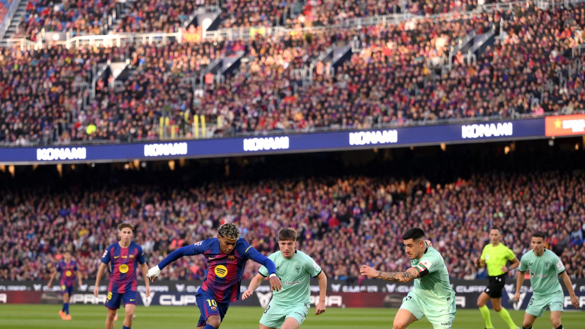Lamine Yamal, Mikel Jauregizar y Yuri Berchiche disputando el balón