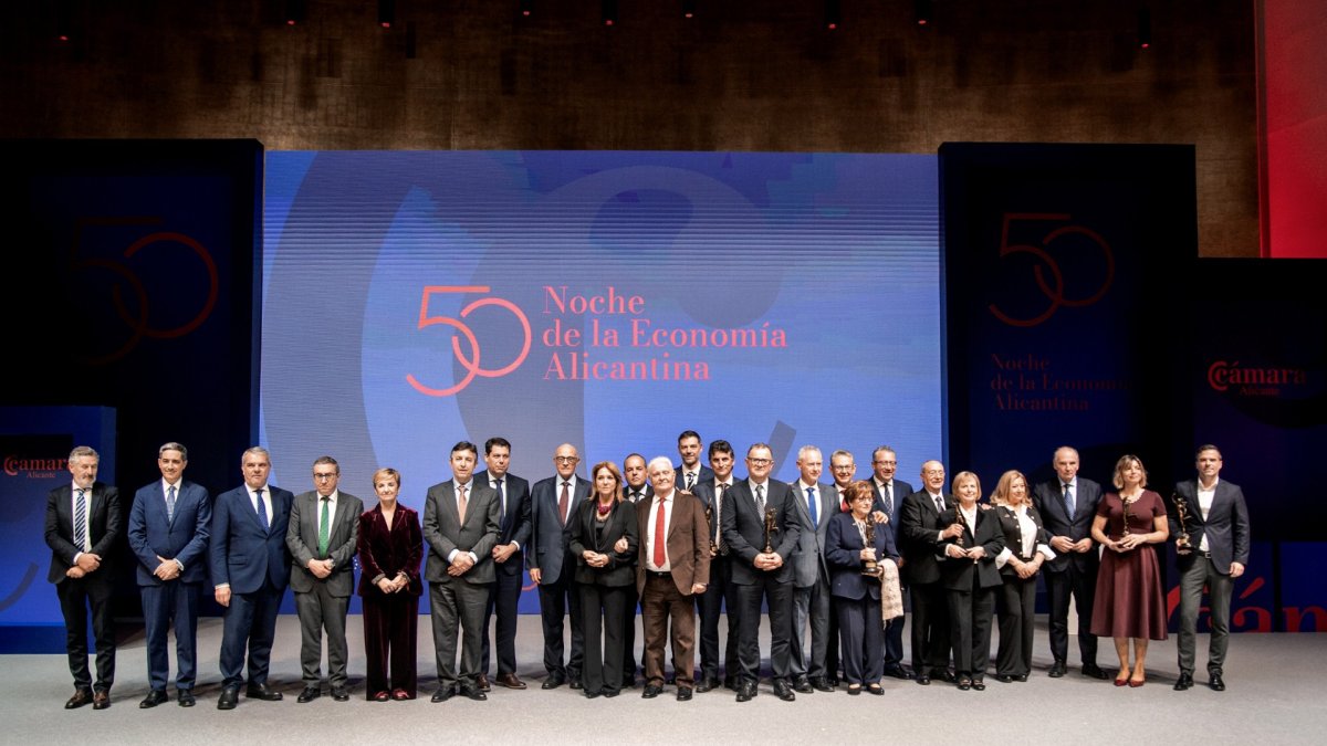 Premiados y autoridades en la 50ª edición de la Noche de la Economía de Alicante.