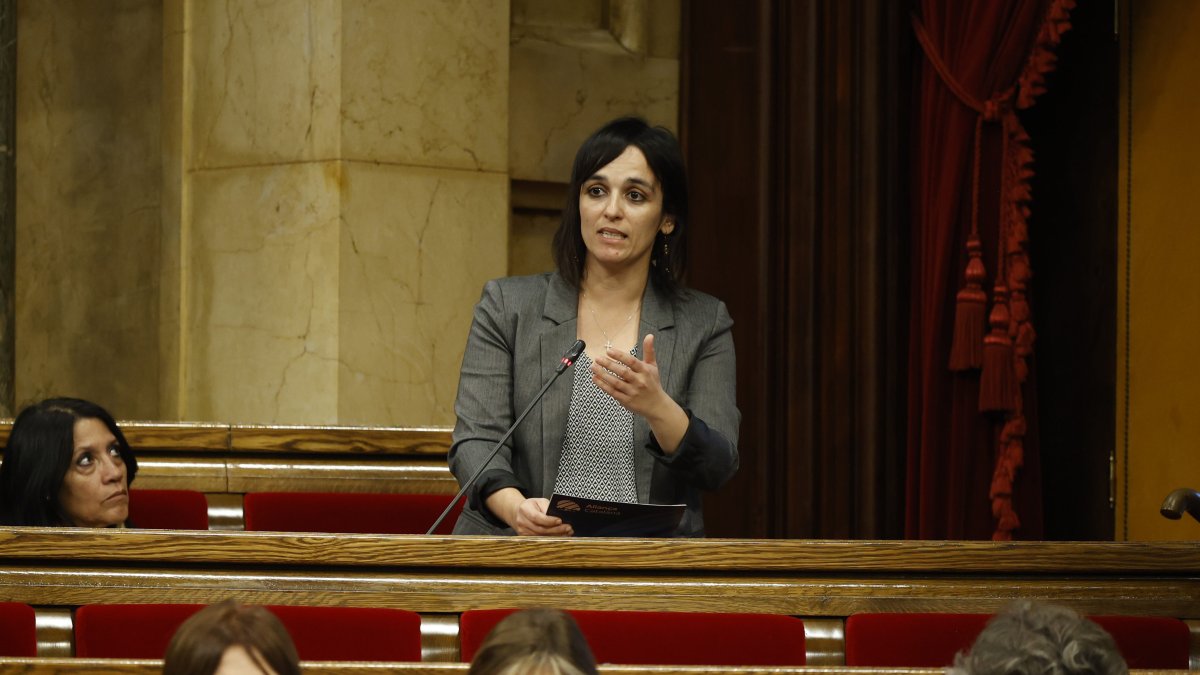 La portavoz del grupo mixto del parlament de Cataluña, Silvia Orriols, durante una sesión de control al presidente de la Generalitat de Cataluña.