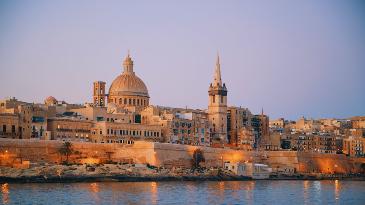 La Valletta, con la cúpula de la Basílica de Nuestra Señora del Monte Carmelo dominando el horizonte.