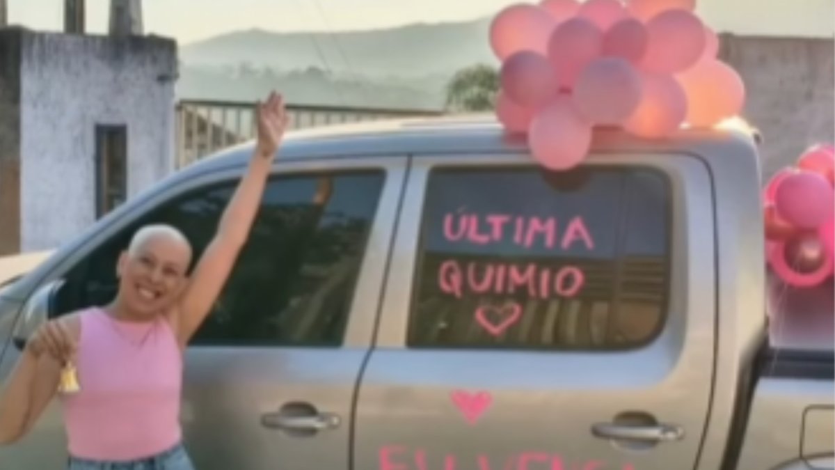 Carla posa con la sorpresa de su pareja.