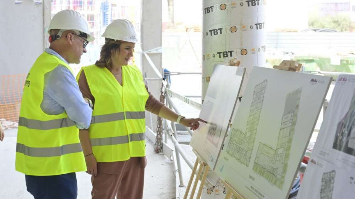 La alcaldesa de Valencia, María José Catalá, visita unas obras de vivienda pública