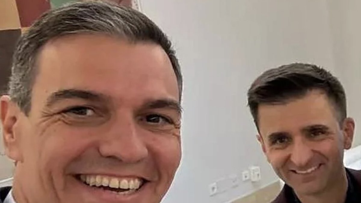 Pedro Sánchez se hace un selfi con el director de RTVE, José Pablo López