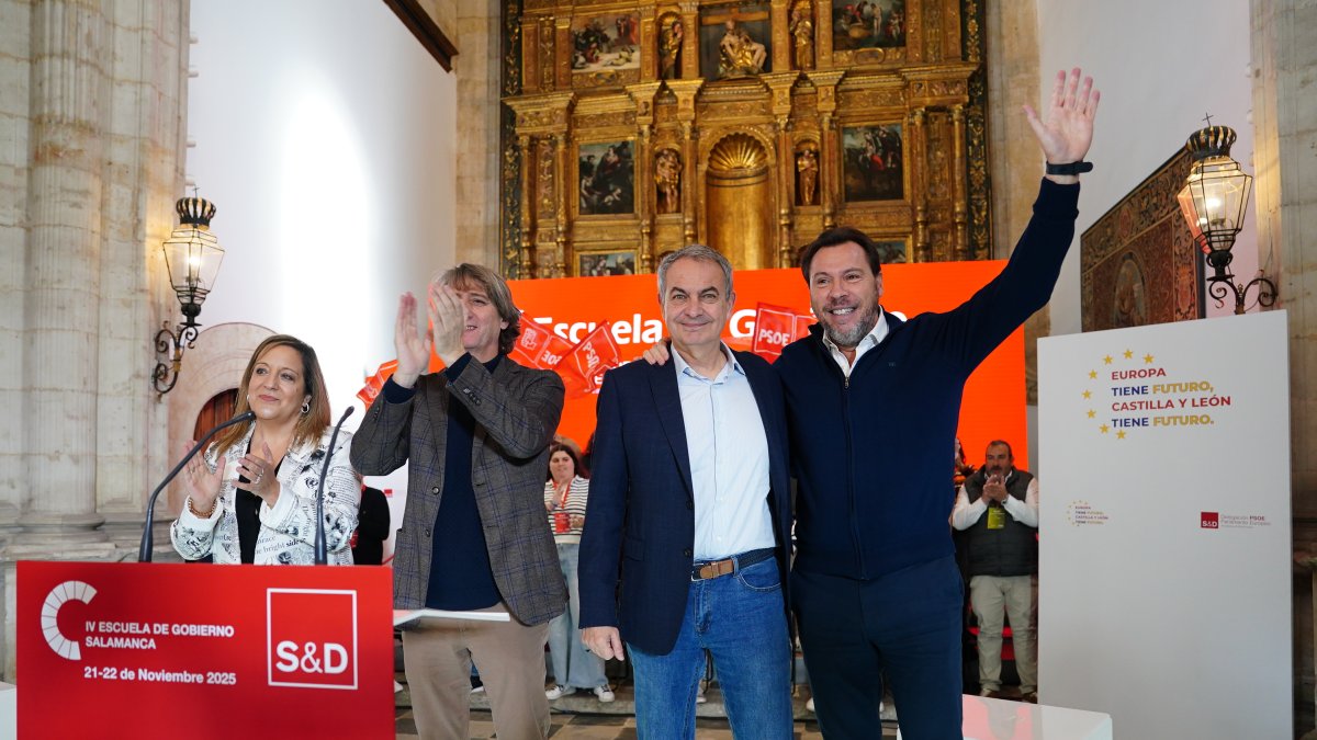 La presidenta de la Alianza Progresista europea, Iratxe García, el ministro, Óscar Puente, el expresidente, José Luis Rodríguez Zapatero, y el secretario general del PSOE de Castilla y León, Carlos Martínez, durante la segunda jornada de la Escuela de Gobierno del PSOECyL.
